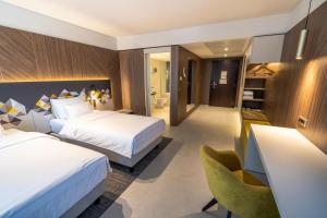 卢布尔雅那奥地利卢布尔雅那潮流酒店的酒店客房配有两张床和一张书桌