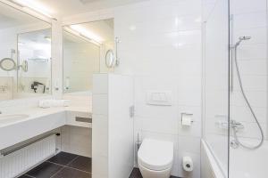 林茨Hotel Schillerpark Linz, a member of Radisson Individuals的白色的浴室设有卫生间和淋浴。