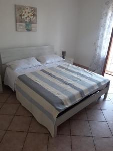 蒙蒂菲阿斯科尼Alloggio turistico Matteo Simoncini的卧室内的一张床位,