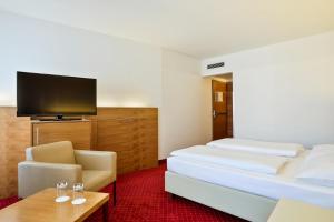 维也纳奥地利阿纳托尔维也纳时尚酒店的一间酒店客房,设有两张床和电视