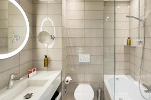 维也纳维也纳波塞奥地利时尚酒店的带浴缸、卫生间和盥洗盆的浴室