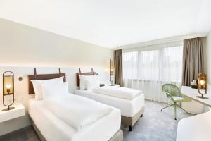 维也纳维也纳波塞奥地利时尚酒店的酒店客房配有两张床和一张书桌