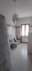 蒙蒂菲阿斯科尼Alloggio turistico Matteo Simoncini的一间带两个卫生间和淋浴帘的浴室