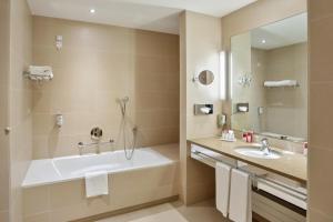 维也纳Austria Trend Hotel Savoyen Vienna - 4 stars superior的带浴缸、水槽和镜子的浴室