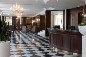 维也纳维也纳美泉宫奥地利时尚公园酒店的大堂设有格子地板和酒吧