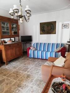 FresonaraLa casetta di Pio的客厅配有沙发和桌子