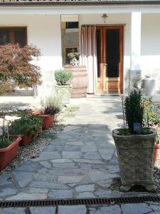 FresonaraLa casetta di Pio的植物屋前的石头走道