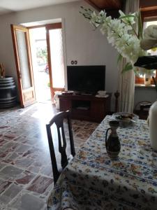 FresonaraLa casetta di Pio的客厅配有桌子和电视