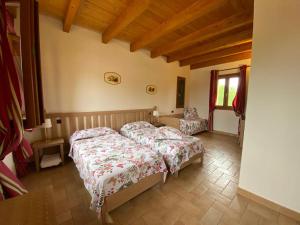 La Casetta di Alessia - Agriturismo con camere的一间卧室设有两张床和窗户。