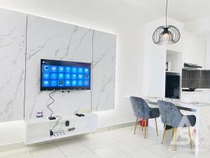 蕉赖Netizen Soho 2pax walking distance MRT Cheras Wi-Fi AsHome的厨房配有白色墙壁上的电视