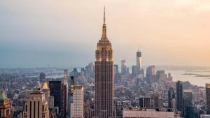 纽约Cosy Studio Close to Times Square NYC的从大楼的顶层可以欣赏到帝国大厦的景致