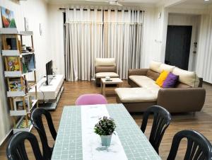 新山JB Austin Perdana Homestay@Simple Comfy For 11pax的客厅配有桌子和沙发
