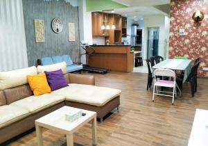 新山JB Austin Perdana Homestay@Simple Comfy For 11pax的客厅配有沙发和桌子