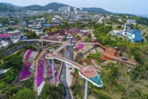 东海市Donghae Hanok Stay的空中景游乐园,带过山车