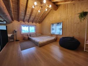 东海市Donghae Hanok Stay的木制客房内的一间卧室,配有一张床