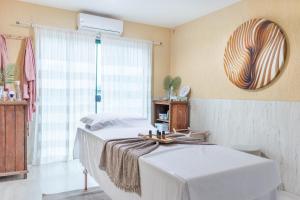 阿拉亚尔-杜卡布Mediterrane Hotel by Castelo Itaipava的一间卧室配有两张床和镜子