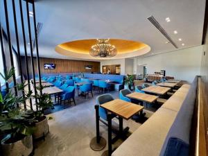 莫雷利亚莫雷利亚智选假日酒店的一间设有蓝色桌子和蓝色椅子的餐厅