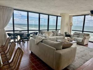 代托纳海滩beautiful oceanfront two bedroom condo的客厅配有沙发和桌椅