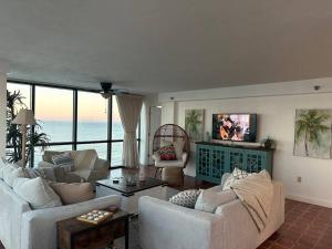 代托纳海滩beautiful oceanfront two bedroom condo的客厅配有两张沙发和一台电视机