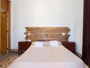 拉拉古纳Live Laguna Center 5 Habitaciones y Terraza的一间卧室配有一张带2个床头柜的大床