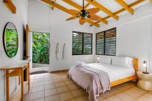 UtuadoCasa Grande Mountain Retreat - Adults Only的一间卧室配有一张床和吊扇