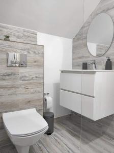 BorlovaCasa din livada Borlova的浴室设有白色的卫生间和镜子