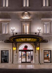 莱切Risorgimento Resort的商店门上方有拱门的建筑物