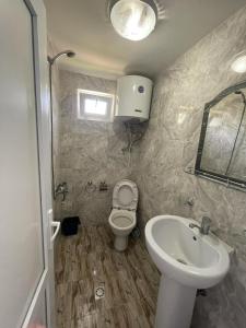 谢赫维蒂利Mai Shekvetili的一间带卫生间和水槽的浴室