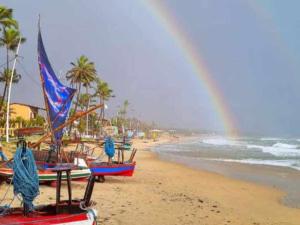 特赖里Casinha guagiru的沙滩上的船,彩虹