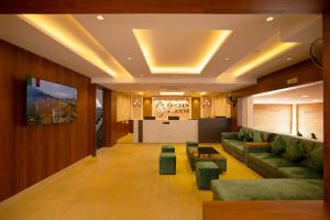 班加罗尔Golden Fortune Hotel的客厅配有沙发和桌子