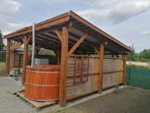 博加奇Borács Winedégház的一个带热水浴缸的大型木制凉亭