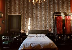 南特Le 1825, une suite luxueuse au coeur de la ville的一间卧室配有一张床和一个吊灯