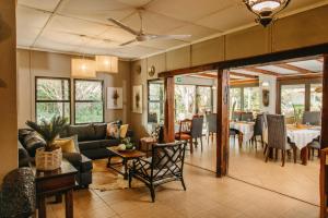 MkuzeBiweda Nguni Lodge的客厅配有沙发和桌子