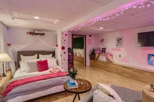 萨克拉门托Barbie's Dream Apt in the City的一间卧室配有一张大床和一张桌子