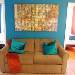 纽约4BR in Manhattan的客厅里配有一张带两个蓝色枕头的沙发