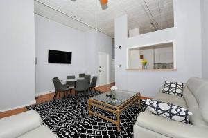 纽约4BR in Manhattan的客厅配有沙发和桌子