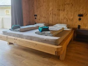 塔加特Chalet Smreky的木墙客房内的木床