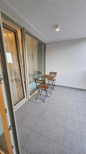 布拉迪斯拉发2 room Apartment with terrace, new building, 2BL的阳台配有桌椅。