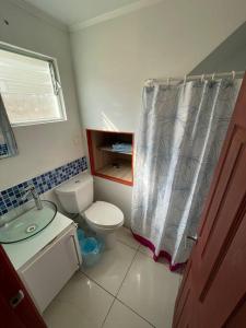 巴伊亚英格莱萨Casa de dos pisos a pasos de la playa的一间带卫生间和淋浴帘的浴室