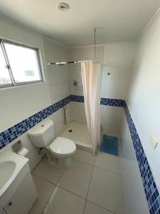 巴伊亚英格莱萨Casa de dos pisos a pasos de la playa的浴室配有卫生间、淋浴和盥洗盆。