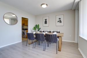 阿林顿Style & Fantastic Apartment in Crystal City!的一间带桌椅的用餐室