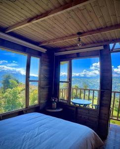 UbaqueEntrepinos的一间卧室设有一张床和美景窗户。