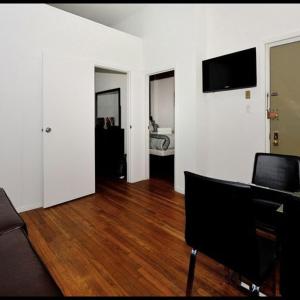 纽约4BR in the heart of Tribeca的一间带书桌的客厅和一间卧室