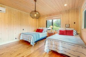 本顿维尔Lefty's的配有木墙和木地板的客房中的两张床