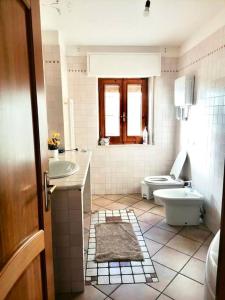 Villa Simone (Cagliari, Escalaplano, Sardegna)的一间带水槽、卫生间和门的浴室