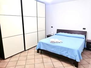 Villa Simone (Cagliari, Escalaplano, Sardegna)的一间卧室,床上有两双鞋