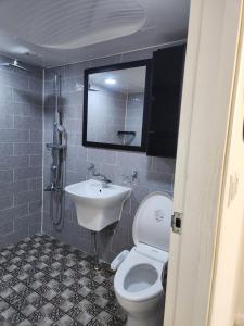 浦项Urbanspace Pohang的一间带卫生间和水槽的浴室
