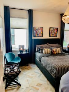 休斯顿Moose Manor Guest Suite - Houston的卧室配有床、椅子和窗户。