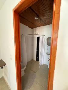 阿帕尔塔多Casa hotel Mateguadua的一间带卫生间和淋浴的浴室。