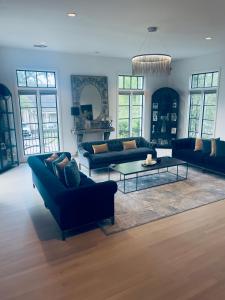 休斯顿Moose Manor Guest Suite - Houston的带沙发和咖啡桌的客厅